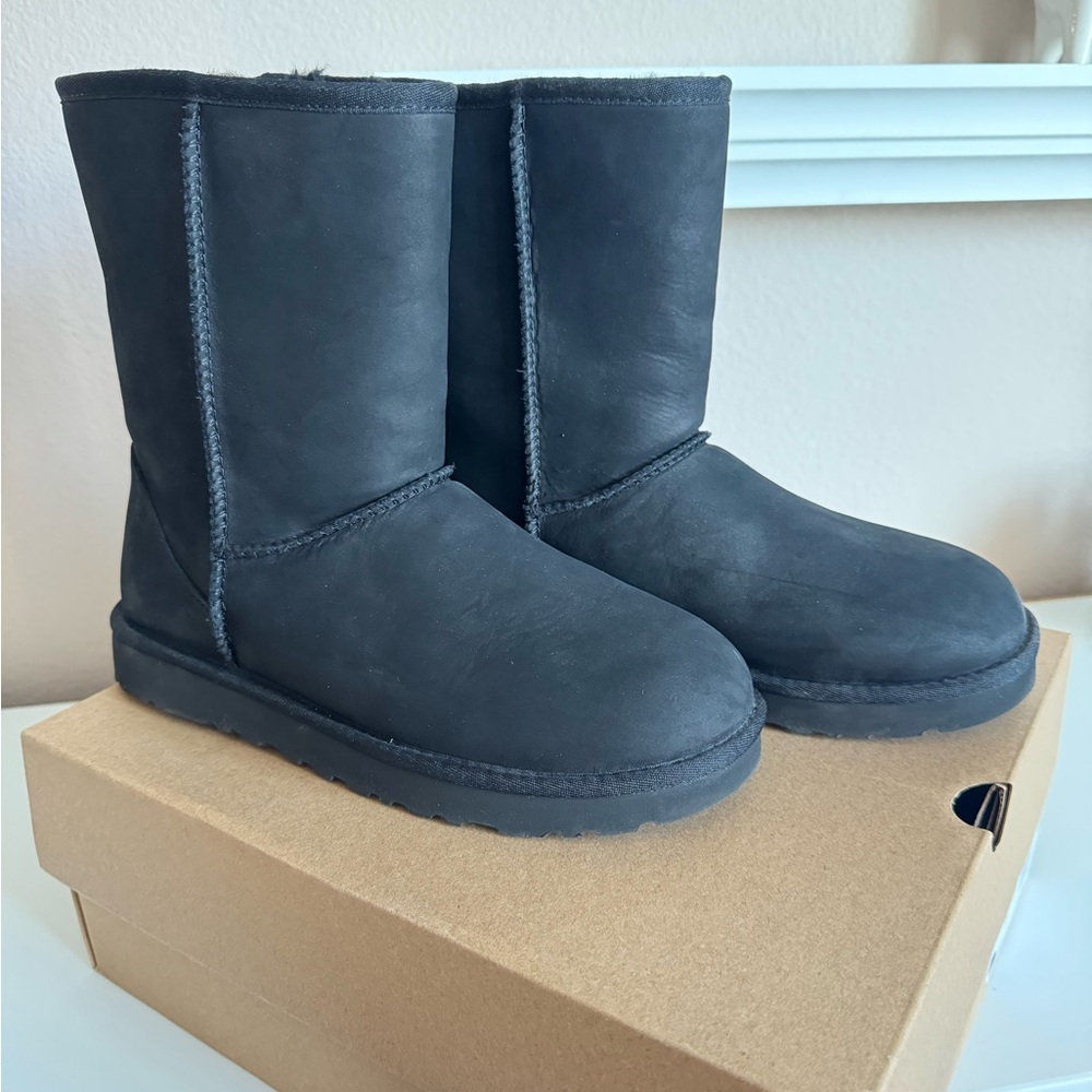 Women’s Ugg short boot in black. Size 9.